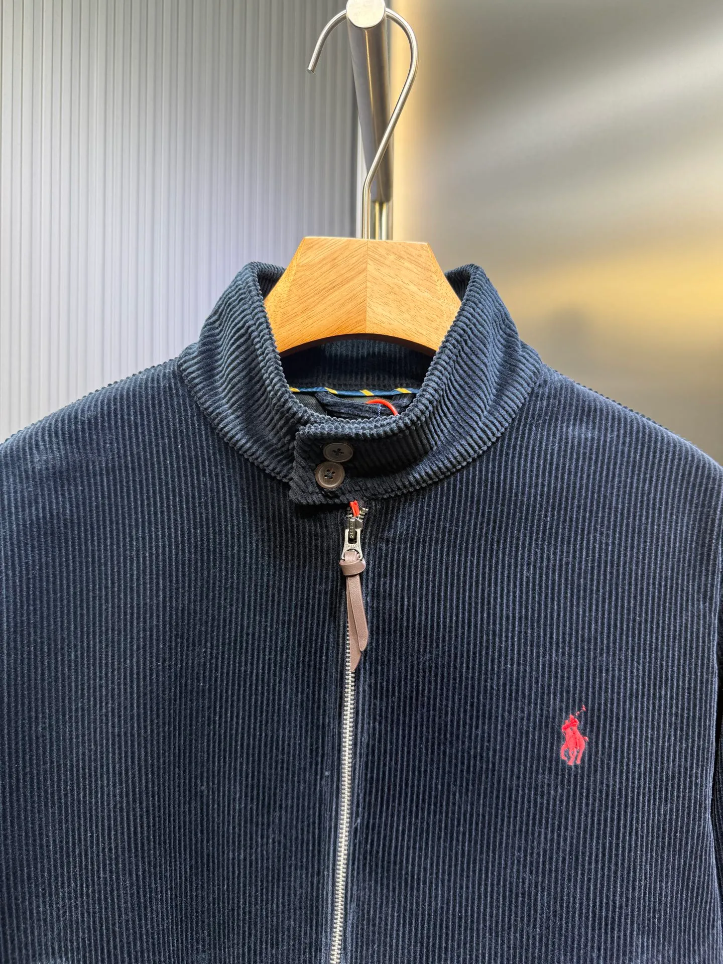 P590 🌟【Top original order】Ralph Lauren embroidered corduroy jacket. Customized wide-ribbed corduroy fabric with clear texture and excellent texture. Comfortable and close to the skin. Elegantly presented with a touch of deep navy blue. Low-key and luxurious. The exquisite red pony logo is embellished, igniting the overall vitality and passion. The stand-up collar design is simple and elegant. When the light fades, it shows subtle changes in luster and is intertwined with the undulations of the wide ribs. The jacket is infused with a fresh soul and has extremely high matching flexibility. Process 1: Using imported machine embroidery technology, using advanced computer control systems and precision mechanical components to achieve the iconic pony embroidery operation with high precision and smooth and delicate lines. Process 2: Template machine bag opening. The preset template guides the position, shape and size of the bag opening. The accuracy ensures the quality of the bag opening effect. Process 3: Infrared positioning cutting machine uses infrared transmitters and infrared receivers to achieve precise positioning of materials. The accuracy can reach the micron level to meet the effect of high-precision cutting of plaid alignment. Process 4: The fabrics are washed carefully and have better hand texture. Not easy to deform, not easy to shrink, not easy to fade, and maintain long-term beauty. Accessories: Customized 1:1 Ralph Lauren horn buckle Customized 1:1 Ralph Lauren bronze puller Customized 1:1 Dark brown leather lanyard Customized 1:1 Ralph Lauren trademark Version: Loose version Size: S M L XL